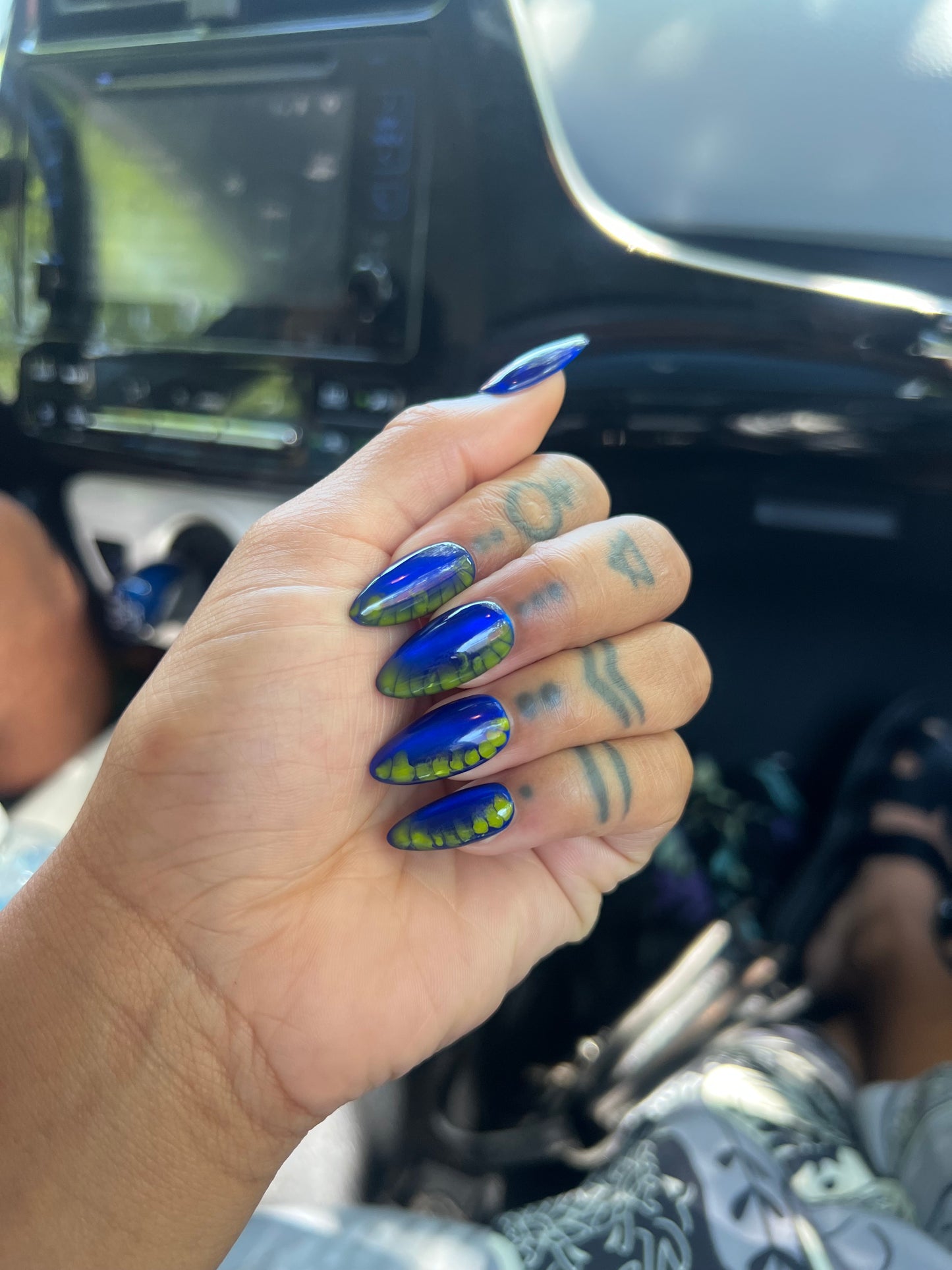 Blue & Green dragon press on nail